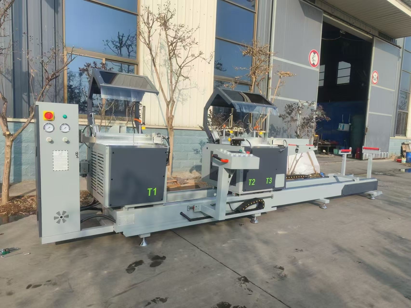 CNC three-head cutting saw for aluminum profiles